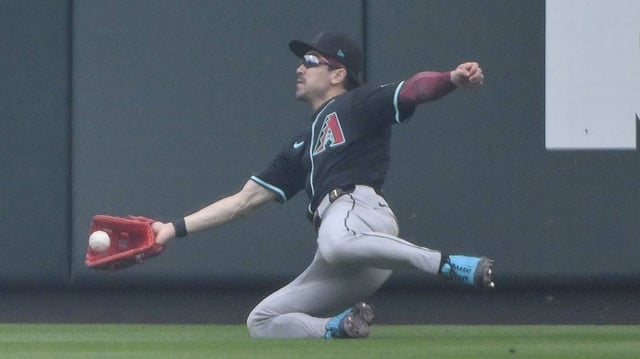 May 25, 2025; St. Louis, Missouri, USA;  Arizona Diamondbacks right fielder Corbin Carroll (7) dives and catches a fly ball against the St. Louis Cardinals during the third inning at Busch Stadium. Mandatory Credit: Jeff Curry-Imagn Images