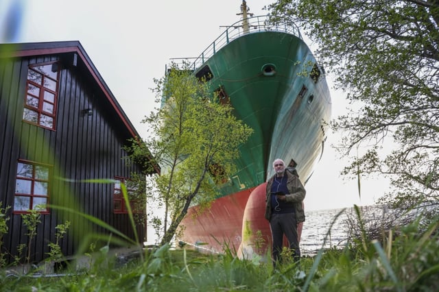 Le navire avait terminé sa course dans le jardin de Johan Helberg, à quelques mètres seulement de sa maison à Byneset, près de Trondheim, dans le centre de la Norvège, jeudi au petit matin.