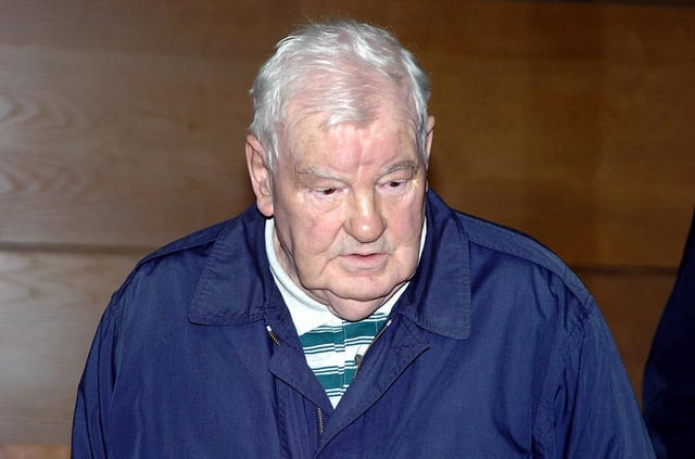 Émile Louis le 22 mars 2004 à son procès. Plus de 400 militaires entament ce lundi 26 mai une vaste opération de fouilles dans le « cimetière » du « boucher de l’Yonne ».