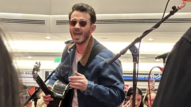 Kevin Jonas admits to seeking therapy after Jonas Brothers' last tour. 