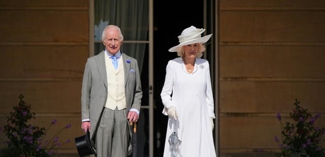 AFP - Le roi Charles III et la reine consort Camilla arrivent pour participer à une réception à Buckingham, le 14 mai 2025 à Londres