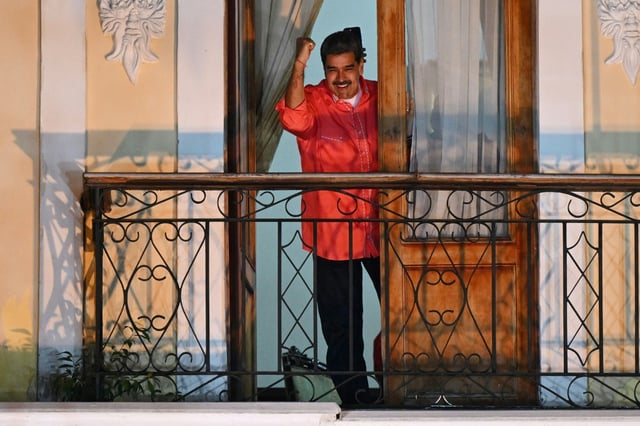 Le président du Venezuela, Nicolas Maduro, salue ses partisans pour célébrer les résultats des élections régionales et parlementaires, à Caracas, le 25 mai 2025