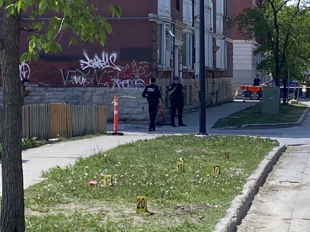Winnipeg police are seen investigating a Cumberland Avenue crime scene on Friday, May 23, 2025.