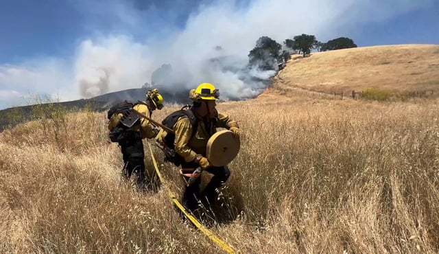 Firefighters battle a brush fire in Vacaville. (May 26, 2025)