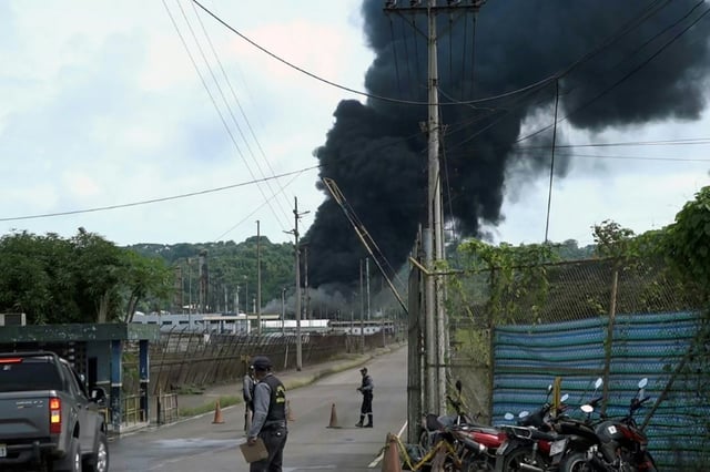 Incendie dans la plus grande raffinerie d'Equateur, à Esmeraldas, le 26 mai 2025