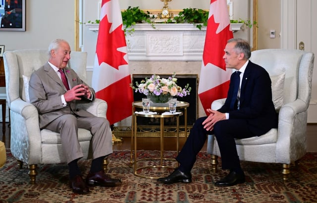 Charles III (à gauche) et le Premier ministre canadien Mark Carney lors de la première visite du souverain depuis son couronnement, le 26 mai 2025