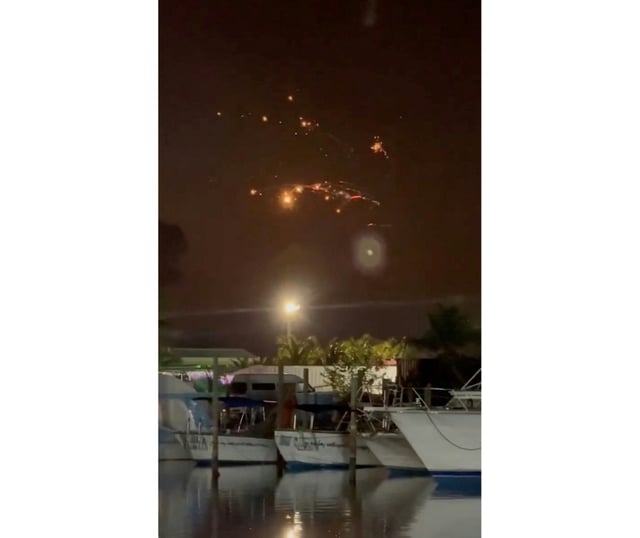 Image fournie par un utilisateur de X, Mark O'Henly, montrant des débris de la mégafusée Starship de SpaceX dans le ciel depuis un restaurant à Turks et Caïcos, le 6 mars 2025
