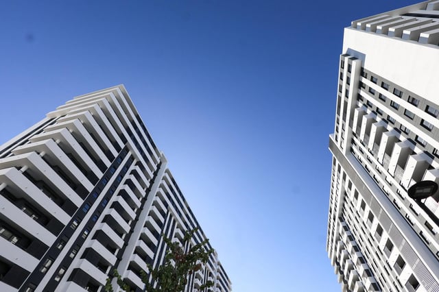 A la izquierda, edificio de viviendas de alquiler en Turianova.