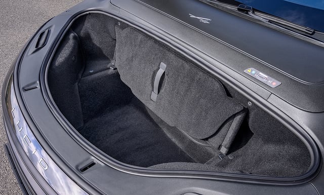 Der Frunk (hier vom identisch großen Grand Touring) ist mit 283 l Ladevolumen mächtig und durch doppelten Ladeboden praktisch nutzbar.