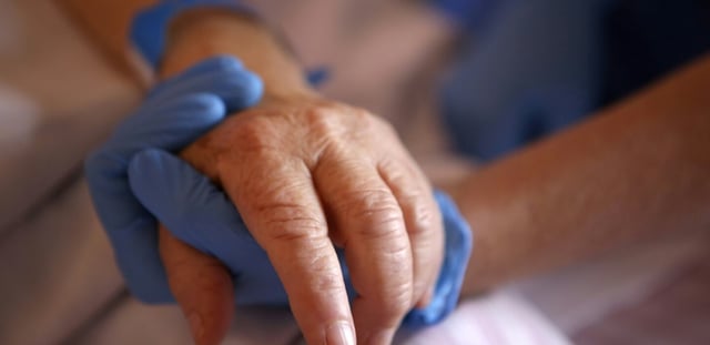 Une infirmière s'occupe d'une patiente en soins palliatifs à l'hôpital Eugénie d'Ajaccio, le 23 avril 2020