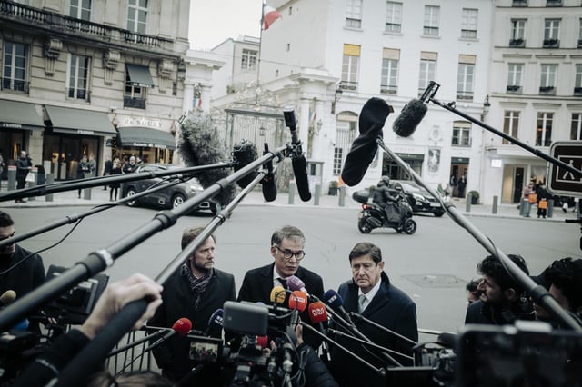 Paris, le 10 décembre 2024. Les députés socialistes Boris Vallaud (à gauche) et Olivier Faure (au centre) sont en lice au côté de Nicolas Mayer-Rossignol pour le poste de premier secrétaire.