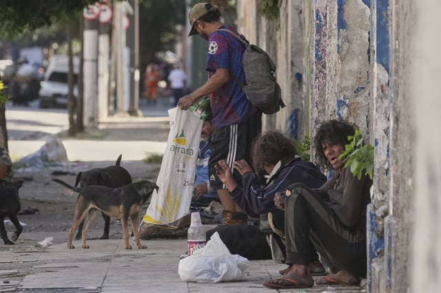 Drug addicts gather to smoke crack cocaine in a downtown area popularly known as "Crackland" in Sao Paulo, Tuesday, May 20, 2025. (AP Photo/Andre Penner)
