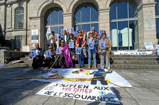 Le collectif des victimes de Joël Le Scouarnec, devant le tribunal de Vannes, le 19 mai.
