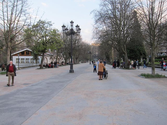 Varios jubilados pasean en un parque en el centro de Oviedo.