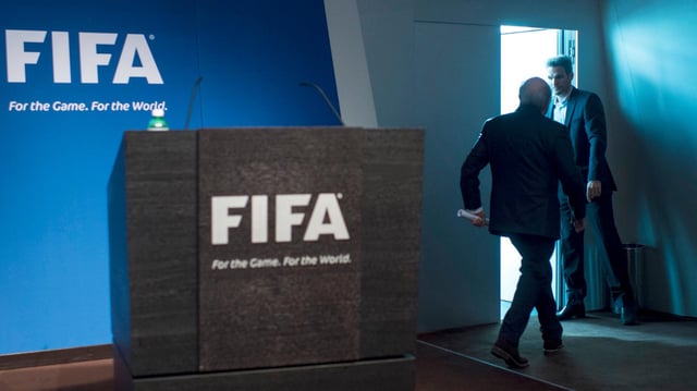 Sepp Blatter geht nach seinem Rückritt vom Podium