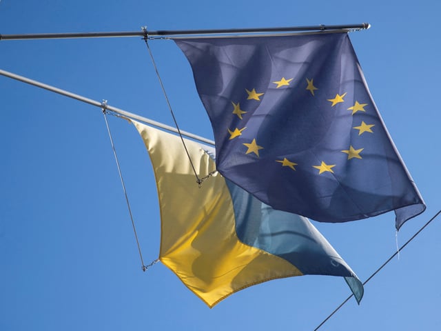 The flag of the European Union and Ukraine's national flag fly at a building in Bern, Switzerland September 19, 2022.  REUTERS/Arnd Wiegmann/File Photo