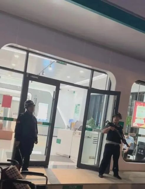 One of the woman’s daughters came to the bank that afternoon with her mother’s identity card and bank book, but was unable to complete the transaction due to a password issue. Photo: SCMP composite/Sohu/X