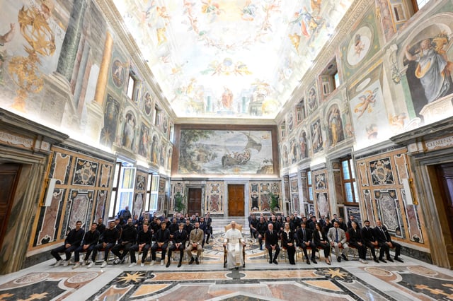 Pope Leo XIV meets with SSC Napoli players and managers after Serie A title victory, at the Vatican, May 27, 2025.   Simone Risoluti/Vatican Media/­Handout via REUTERS