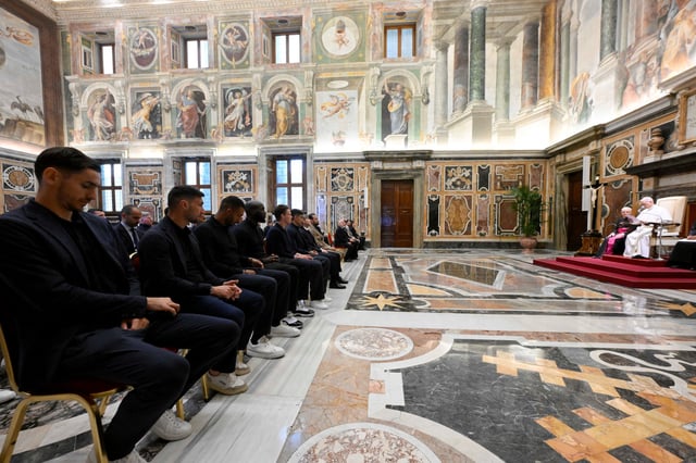Pope Leo XIV meets with SSC Napoli players and managers after Serie A title victory, at the Vatican, May 27, 2025.   Simone Risoluti/Vatican Media/­Handout via REUTERS