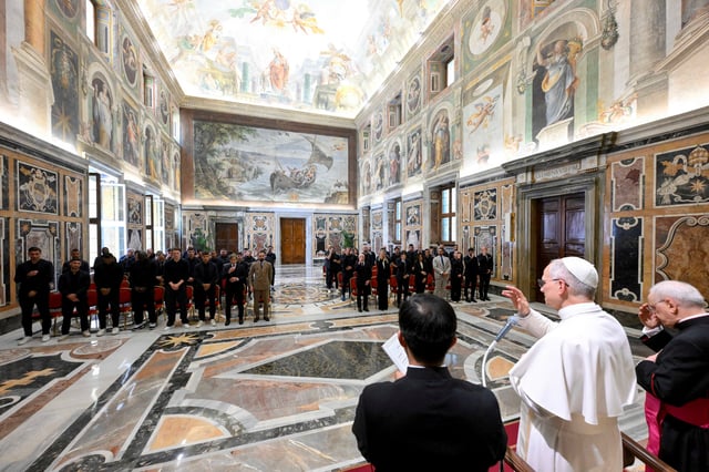 Pope Leo XIV meets with SSC Napoli players and managers after Serie A title victory, at the Vatican, May 27, 2025.   Simone Risoluti/Vatican Media/­Handout via REUTERS