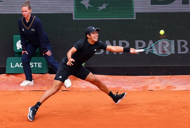 Tennis - French Open - Roland Garros, Paris, France - May 27, 2025 Learner Tien of the U.S. in action during his first round match against Germany's Alexander Zverev REUTERS/Denis Balibouse