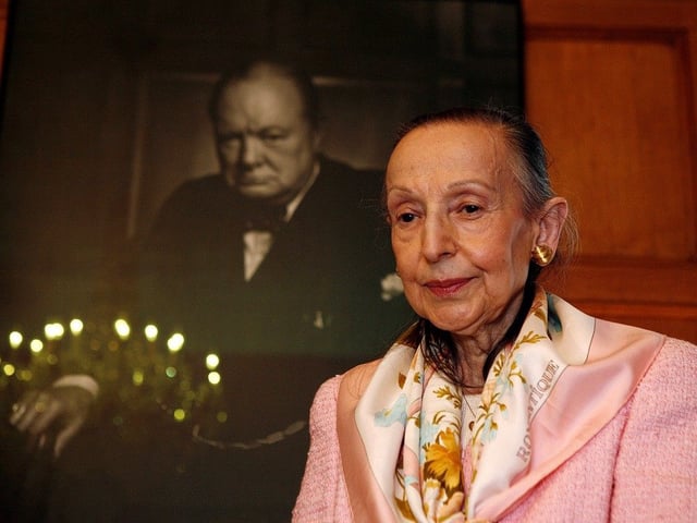  A 2009 photo of Estrellita Karsh in front of Yousuf Karsh’s famed “Roaring Lion” portrait of Winston Churchill, taken in Ottawa in 1941.