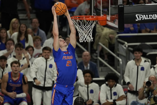 Apr 7, 2025; San Antonio, TX, USA; Florida Gators forward Alex Condon (21) dunks the ball against the Houston Cougars during the second half in the national championship game of the Final Four of the 2025 NCAA Tournament at the Alamodome.Mandatory Credit: Scott Wachter-Imagn Images