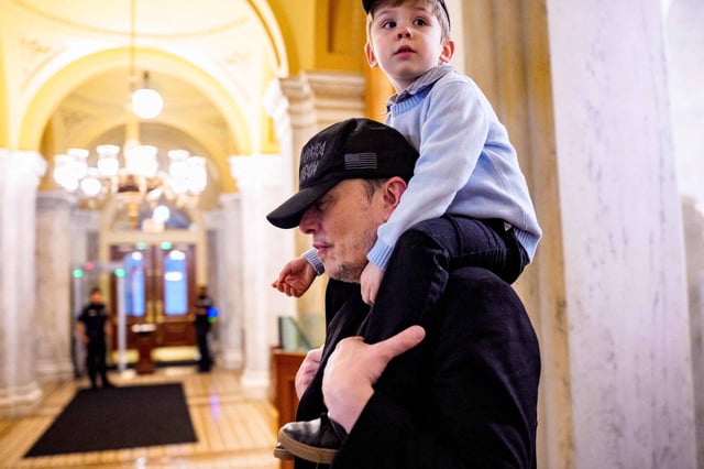 Elon Musk et son fils X Æ, au Capitole, à Washington, le 21 mai 2025.