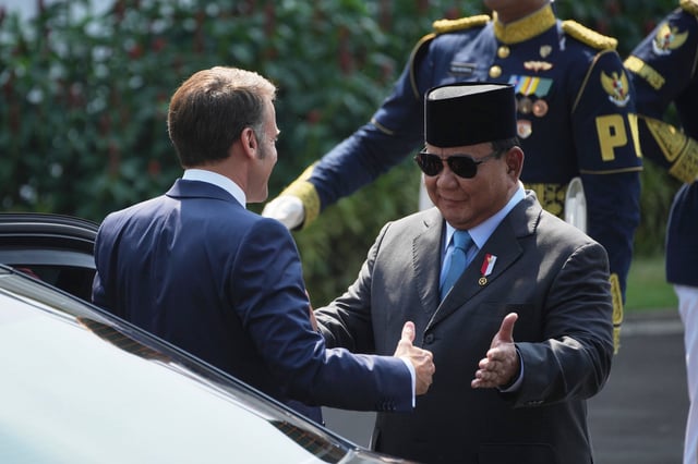 French President Emmanuel Macron, left, greets with Indonesian President Prabowo Subianto before their meeting at Merdeka Palace in Jakarta, Indonesia, Wednesday, May 28, 2025. (AP Photo/Achmad Ibrahim)