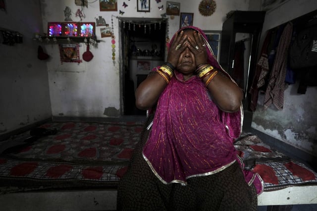 Une femme munie d'une montre-bracelet qui permet d'étudier comment la chaleur affecte les communautés vulnérables, à Ahmedabad, en Inde, le 2 avril.