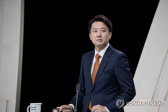 Lee Jun-seok of the minor New Reform Party prepares to attend their last televised debate, hosted by the MBC TV network, in Seoul on May 27, 2025, ahead of the June 3 presidential election. (Pool photo) (Yonhap)