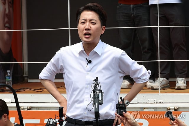 Lee Jun-seok, the presidential candidate of the New Reform Party, speaks after a campaign rally at Yeouido Park in Seoul on May 28, 2025. (Yonhap)