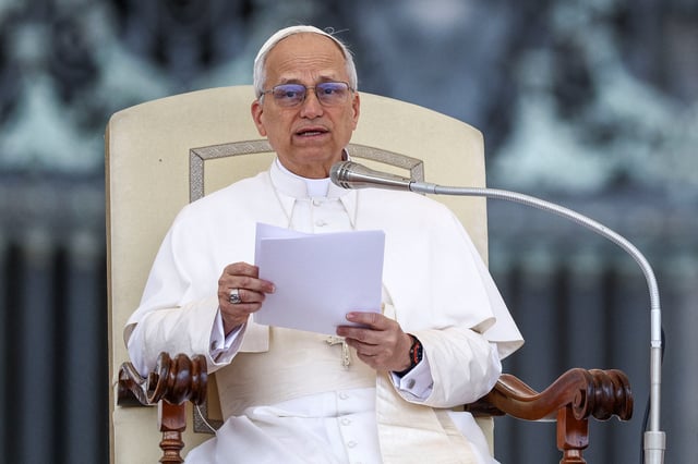 Pope Leo XIV holds his first general audience in St. Peter's Square, at the Vatican, May 21, 2025. REUTERS/Guglielmo Mangiapane/File Photo