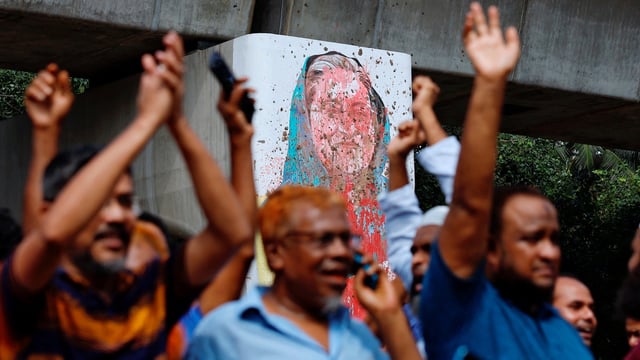 People entered Ganabhaban, the Bangladesh Prime Minister's residence, after the resignation of Sheikh Hasina in Dhaka on August 5, 2024. 