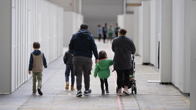 Eine Familie geht durch eine Flüchtlingsunterkunft in Frankfurt am Main.