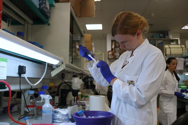Una investigadora del Parc Científic trabajando en un laboratorio.