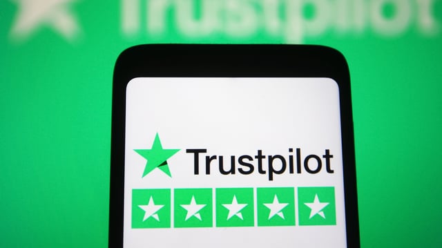 Smartphone-Display mit Trustpilot Logo