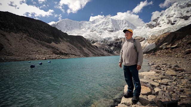 Saul Luciano Lliuya posiert für ein Foto vor dem Palcacocha-See in Huaraz.