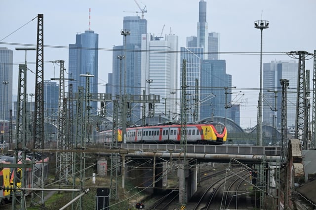 Die Bundesanwaltschaft hat drei Männer angeklagt, die für einen russischen Geheimdienst gearbeitet haben sollen. Vor etwa einem Jahr sollen die drei versucht haben, in Deutschland einen Mann auszuspähen, der für die Ukraine gekämpft hatte.