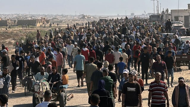 Este martes al menos tres personas perdieron la vida cuando miles de palestinos irrumpieron en un centro de distribución de ayuda abierto por la Fundación Humanitaria de Gaza