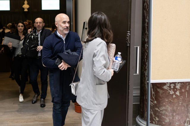 Le chef d'entreprise Antony Perrino (c) sort du tribunal correctionnel de Marseille, lors du procès pour blanchiment d'argent impliquant la bande criminelle corse du "Petit Bar", le 28 avril 2025