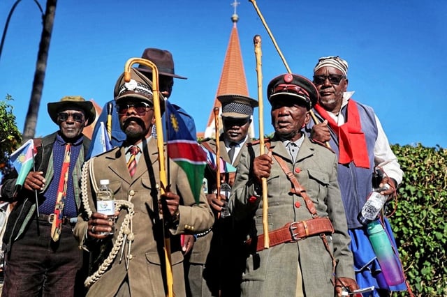Des membres de l’ethnie herero participent, en tenue traditionnelle, à la commémoration du génocide perpétré par l'Allemagne coloniale. Pour la première fois, la Namibie organise une journée nationale de souvenir en hommage aux victimes de ce génocide.
