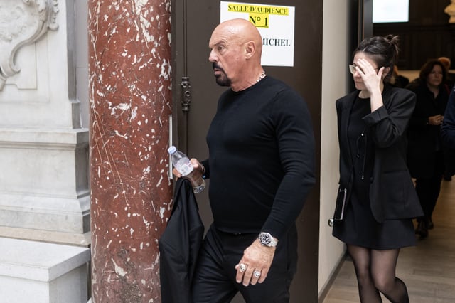 François-Xavier Susini marche devant le tribunal correctionnel de Marseille, dans le sud de la France, le 28 avril 2025.