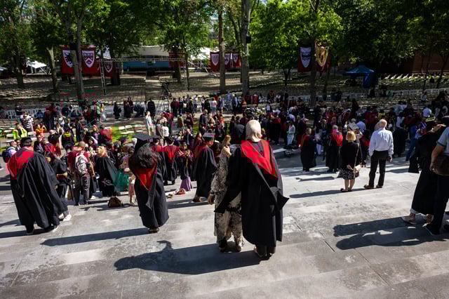 Des étudiants diplômés sur le campus de l’université d’Harvard, le 28 mai 2025 à Cambridge, Massachusetts.