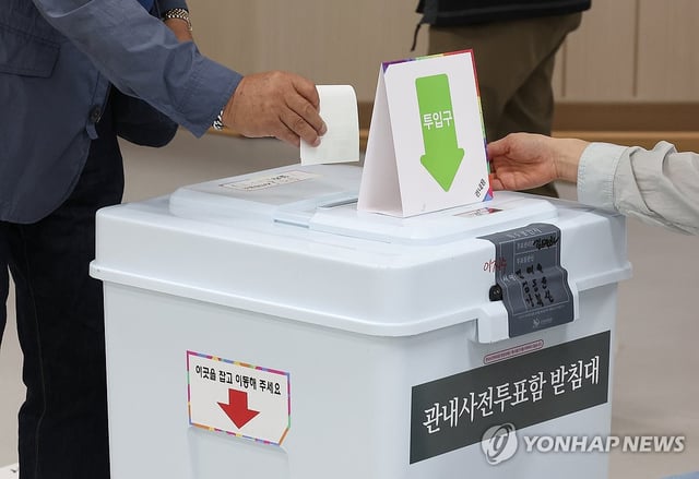 A voter casts an early vote at a polling station in Seoul on May 29, 2025, for the June 3 presidential election. (Yonhap)