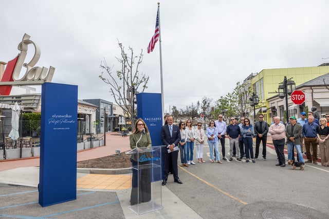 PACIFIC PALISADES, CA – MAY 28: Fashion designer Elyse Walker said she trusts Rick Caruso (center), who see has known for two decades, as she announced the reopening of her flagship store at the Palisades Village on Wednesday, May 28, 2025. The store will open in 2026 as the Pacific Palisades rebuilds from the fire. (Myung J. Chun / Los Angeles Times via Getty Images)