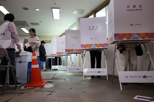 A woman casts her early vote for the upcoming presidential election at a polling station in Seoul, South Korea, May 29, 2025.   REUTERS/Kim Hong-Ji