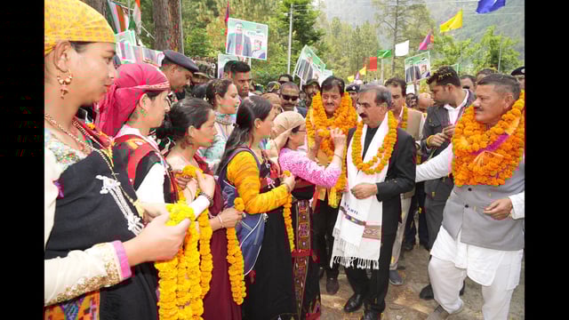 Himachal Pradesh chief minister Sukhwinder Singh Sukhu being welcomed in Banjar area of ​​​​Kullu on Wednesday. (Aqil Khan/HT)