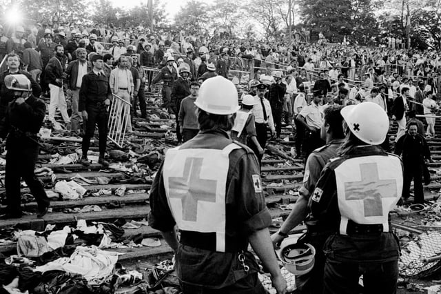 Des policiers et des secouristes devant les tribunes du stade du Heysel où un mouvement de foule a fait 39 morts et plus de 500 blessés lors de la finale de la Coupe des clubs champions à Bruxelles le 29 mai 1985.