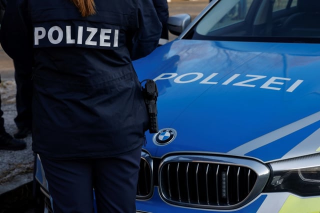 Die Polizei in Nordrhein-Westfalen hat bei einem Einsatz auf einen mit einem Messer bewaffneten Mann geschossen und den 50-Jährigen schwer verletzt. Der Mann sollte in Mechernich in eine Klinik eingewiesen werden und wehrte sich.